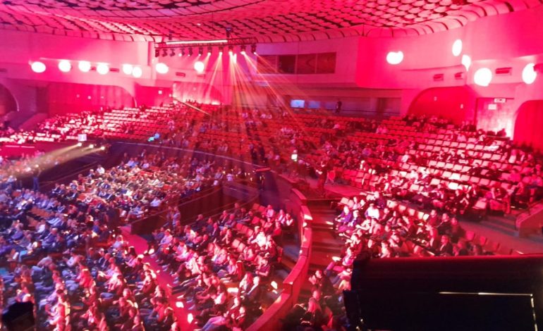 FOTOT/ Salla e Pallatit të Kongreseve gjysmë bosh gjatë fjalimit të Metës, çfarë nuk u pa në Koventën e Partisë së Lirisë