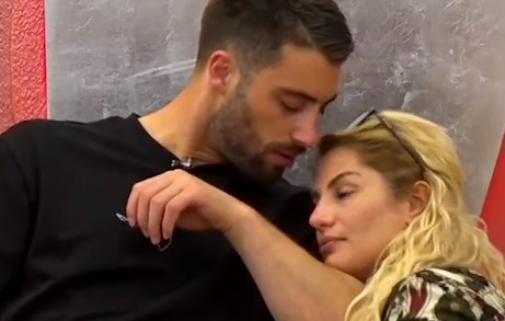 “Vdeksha për duart e tua”/ Ilnisa ulet në gjunjë dhe puth Meritonin