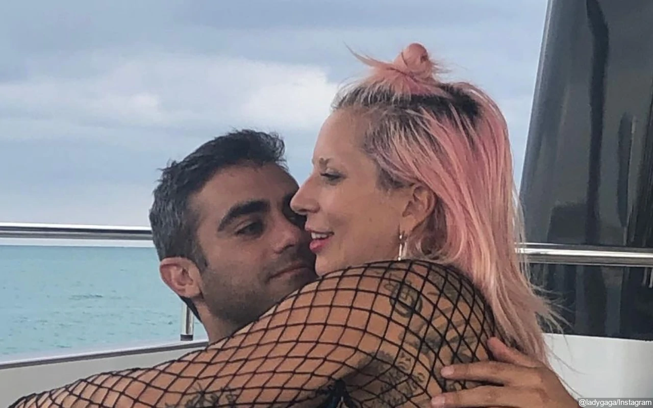Lady Gaga drejt altarit? Unaza me diamantin “gjigand” bën xhiron e rrjetit
