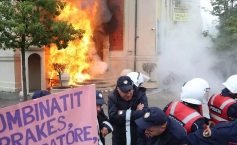 “Kush punon e kush hedh bomba”, Veliaj komenton protestën e opozitës para bashkisë: Muhabetet me molotov do harrohen