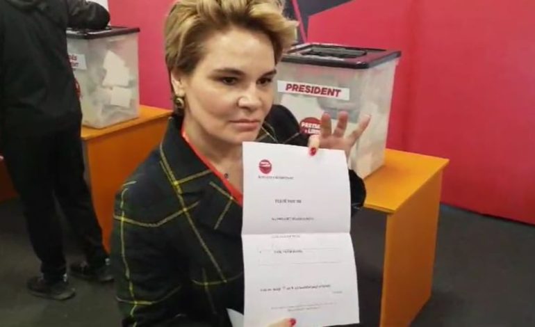 Loja vazhdon, Meta mblodhi Konventën për të hequr gruan nga partia, Kryemadhi e voton bashkëshortin për President të PL-së