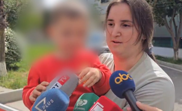 “Të lutem nuk jam mirë”, nëna del nga Policia e Durrësit me 3-vjeçarin në krah