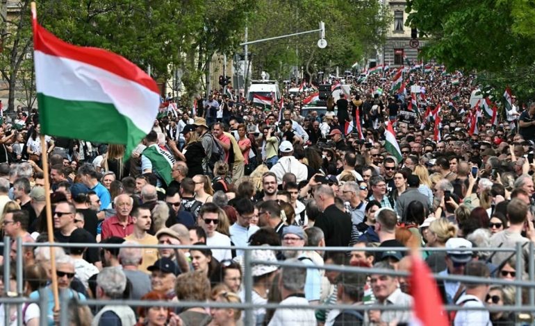 “Jep dorëheqjen”, të veshur me ngjyra kombëtare, mijëra njerëz protestojnë në Budapest kundër Viktor Orban