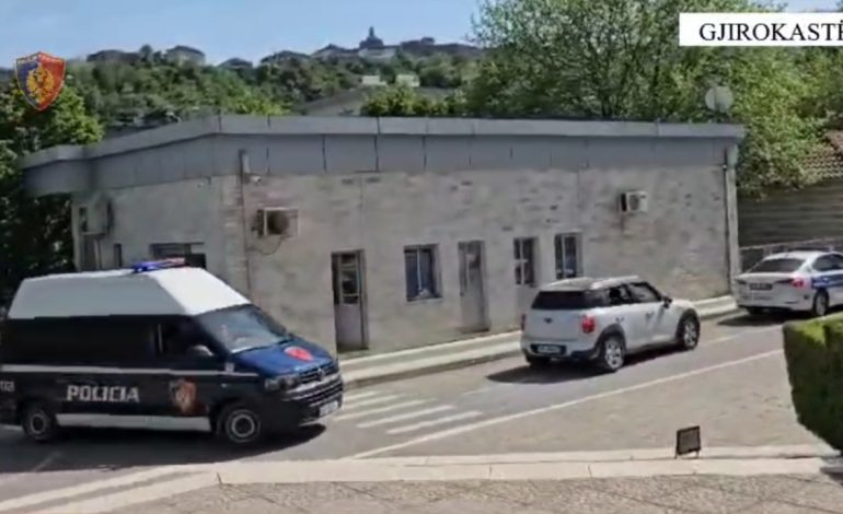 Njëri transportonte dhe tjetri ruante, në prangat dy persona! Gjenden thasë me kanabis