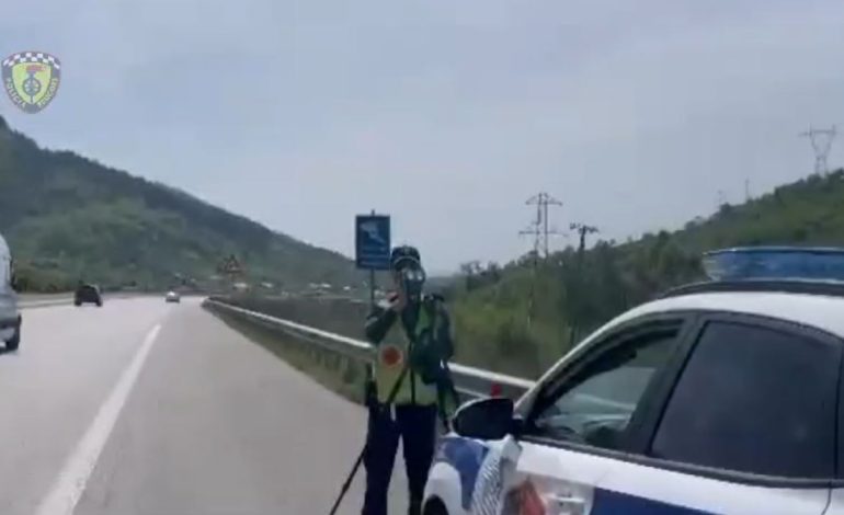 Fluksi i automjeteve drejt zonave bregdetare, shtohen kontrollet dhe masat nga policia