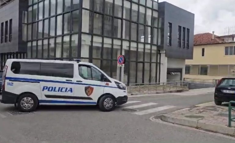 Përdhunuan 31-vjeçarin me probleme të shëndetit mendor, Gjykata e Elbasanit cakton arrest me burg për njërin nga autorët, tjetri…