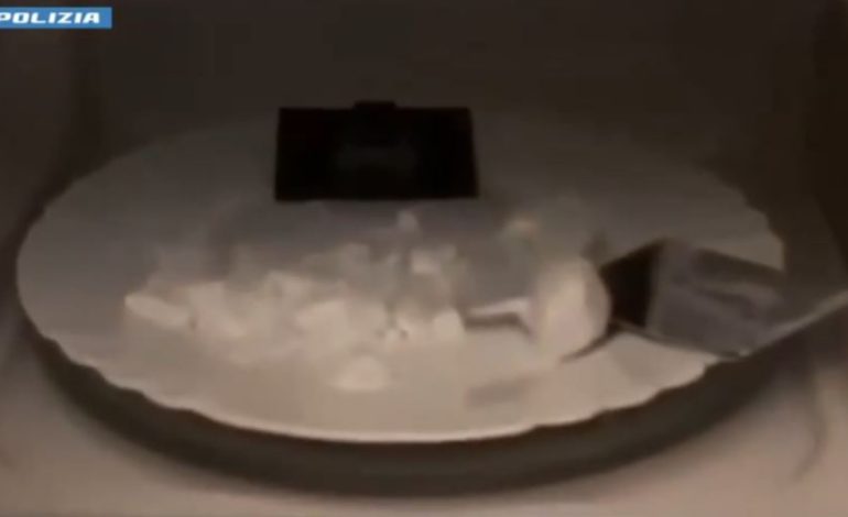 Pjata me kokainë në mikrovalë/ Pamjet gjatë operacionit antidrogë, momenti kur policia italiane mësyn në banesë