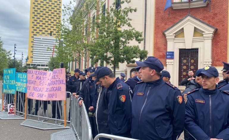 Opozita sërish protestë para Bashkisë së Tiranës, qëllojnë me bojë dhe mollë godinën 
 19/04/2024 11:20