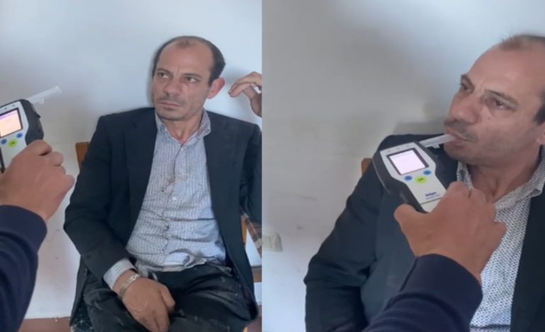 Përplasi me makinë 6 anëtarë të një familje dhe u lirua, momenti kur i bëhet testi i alkoolit shoferit të dehur që shkaktoi aksidentin e frikshëm në Prrenjas