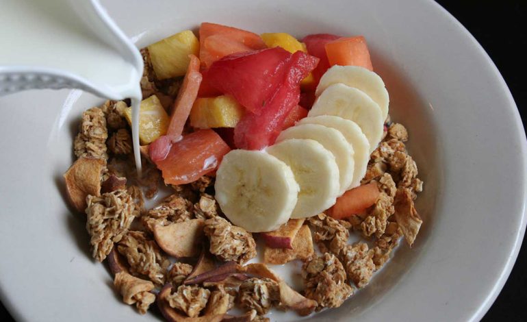 Arsyet Përse Qumështi nuk Duhet Kombinuar me Fruta