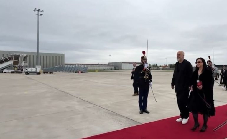 I shoqëruar nga bashkëshortja, Rama nxjerr videon nga vizita në Francë: Moment historik në politikën tonë të jashtme