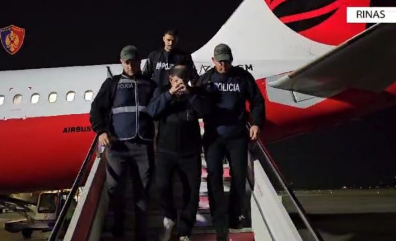 Vrau një taksist dhe plagosi disa të tjerë, ekstradohet në Shqipëri Ervin Shahini/ Momenti kur mbulon fytyrën me duart në pranga