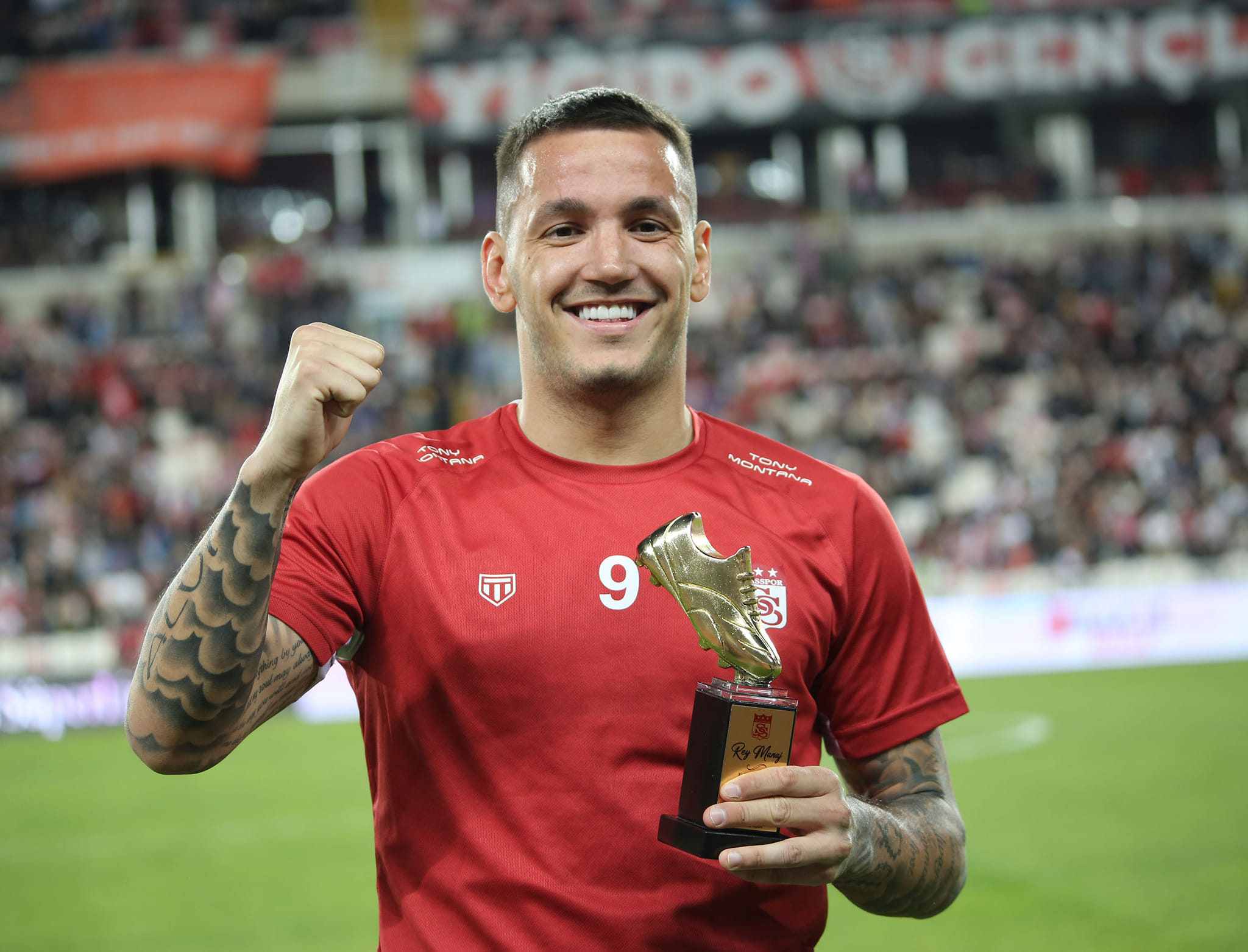 FOTO/ Ringritja e një “mbreti”, Rey Manaj pëlqehet në Spanjë, por i del emri edhe në Serie A