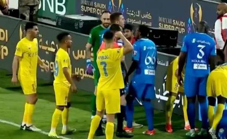 VIDEO/ Ronaldo nuk përmbahet! Godet kundërshtarin dhe kërcënon arbitrin, përjashtohet me karton të kuq. Lojtari rrezikon…