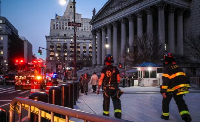 Gjyqi ndaj ish-presidentit Trump, një person në SHBA i vë flakën ndërtesës ku u mbajt seanca gjyqësore! 17 persona të lënduar