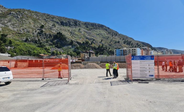 Shqipëria ndërton qendrën dhe kampin e emigrantëve ndërsa kritikat vazhdojnë