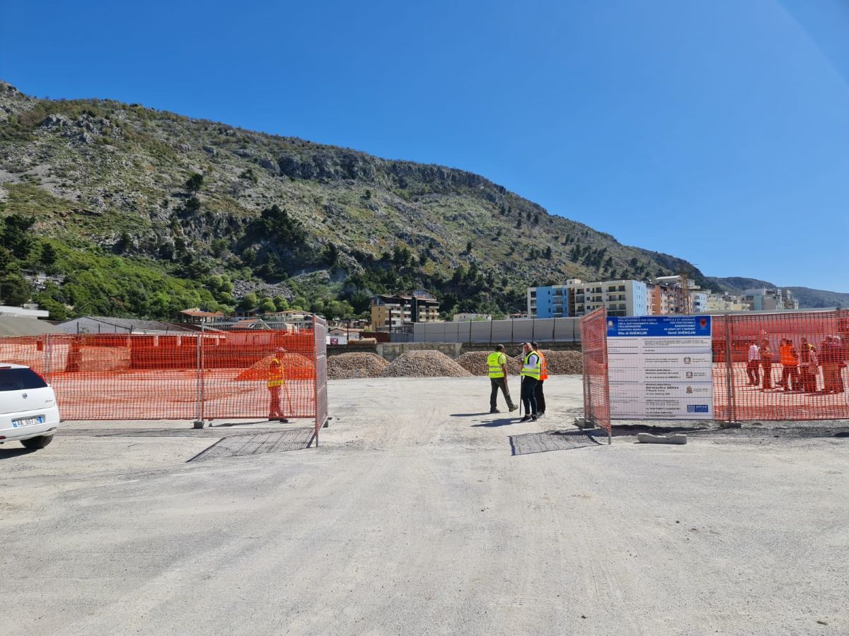 Shqipëria ndërton qendrën dhe kampin e emigrantëve ndërsa kritikat vazhdojnë