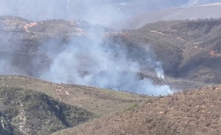 Zjarr gjigant në Bulqizë, rrezikojnë banesat e fshatit Gjuras! Terreni i vështirë bën të pamundur shuarjen e flakëve