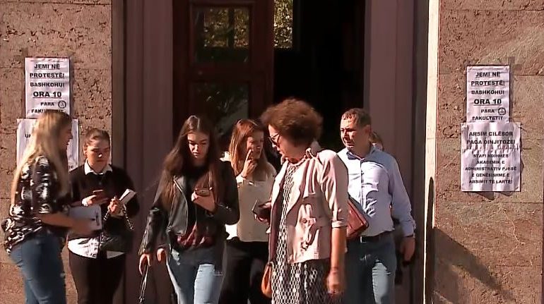 Mosbesimi te sindikata e arsimit/ Mësues të pakënaqur: Drejtuesit veprojnë si politikanët