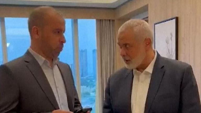 VIDEO/ Habit reagimi i liderit të Hamasit kur u njoftua se tre djemtë e tij janë vrarë gjatë një sulmi izrealit! Fjalët që tha…