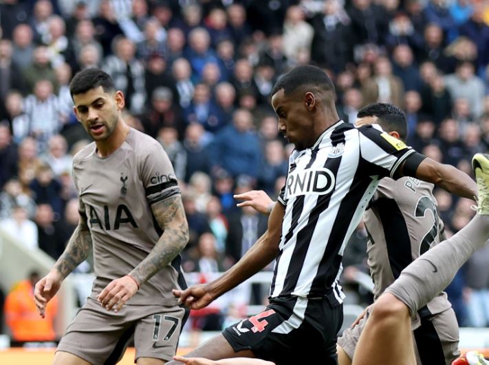 VIDEO/ Fitore e thellë ndaj Tottenham, Newcastle dhuron show në shtëpi