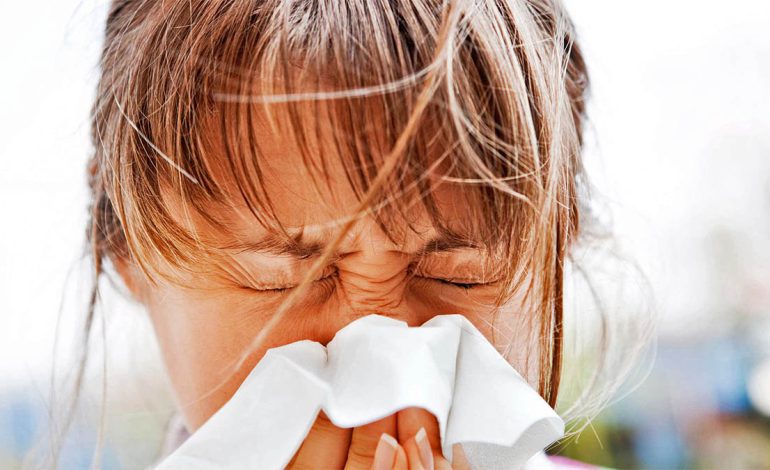 Arsyeja e Rrezikshme Shëndetësore Pse Nuk Duhet ta Mbani Teshtimën