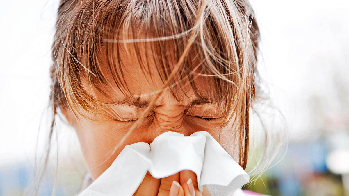 Arsyeja e Rrezikshme Shëndetësore Pse Nuk Duhet ta Mbani Teshtimën