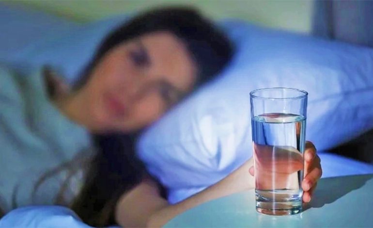 A Mund të Pihet Uji i Lënë Jashtë Gjatë Natës