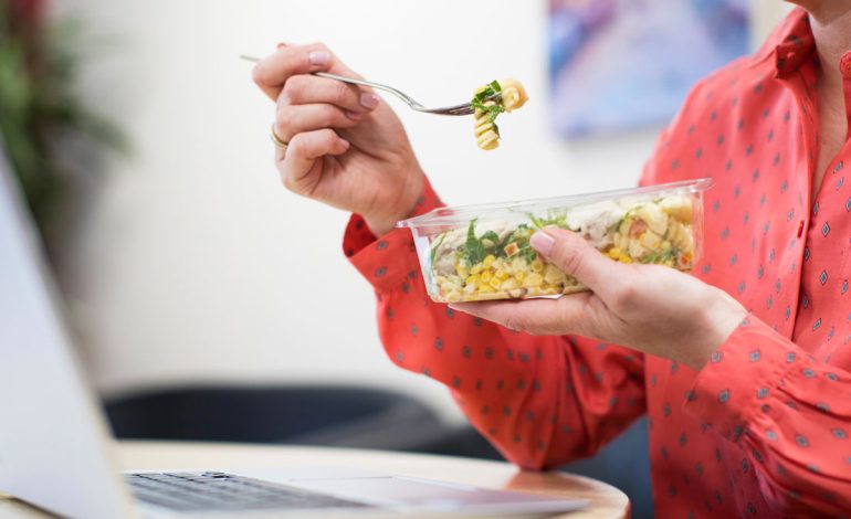 Zakonet e të Ushqyerit që Dëmtojnë Shëndetin Tuaj Pas të 60-tave