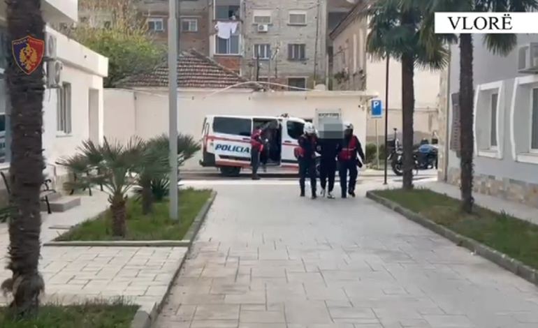 I zunë rrugën me automjet një personi dhe i morën me forcë para e karta bankare, arrestohen dy autorët në Vlorë