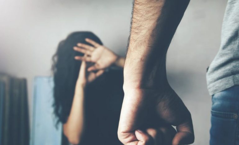 15-vjeçari denoncon babanë shqiptar për abuzim në Greqi, nëna justifikon të shoqin: Pasi më dhunon, më thotë të dua. Është turp…