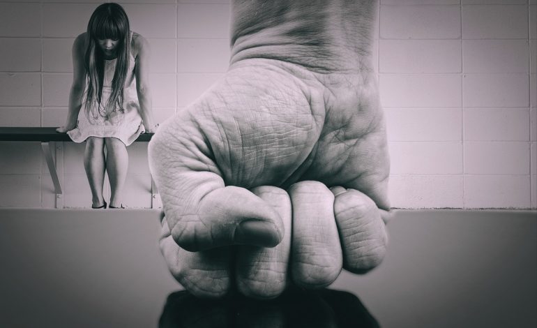 Pa strehë dhe mbështetje: Shqipëria dështon të mbrojë viktimat e dhunës në familje