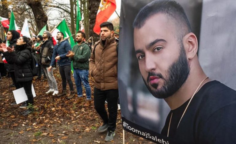 Doli hapur kundër qeverisë në këngët e tij, dënohet me vdekje reperi iranian! U torturua dhe u izolua për 252 ditë