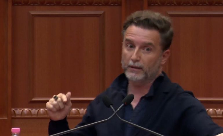 “Gjuha juaj ndaj SPAK, gjuhë kriminelësh”/ Braçe me tone të larta në Kuvend: Familja politike ‘rruajti’ pasuritë e Shqipërisë…