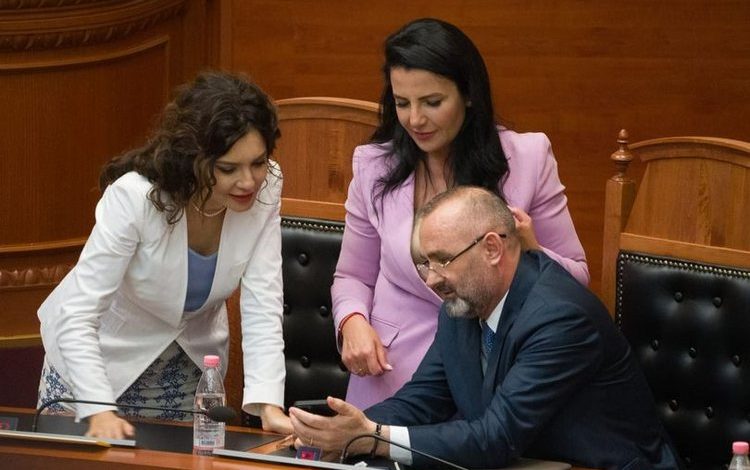 Fotolajm/ Çfarë po i tregon Manja në telefon Ballukut e Spiropalit? Momentet pikante nga seanca e Kuvendit