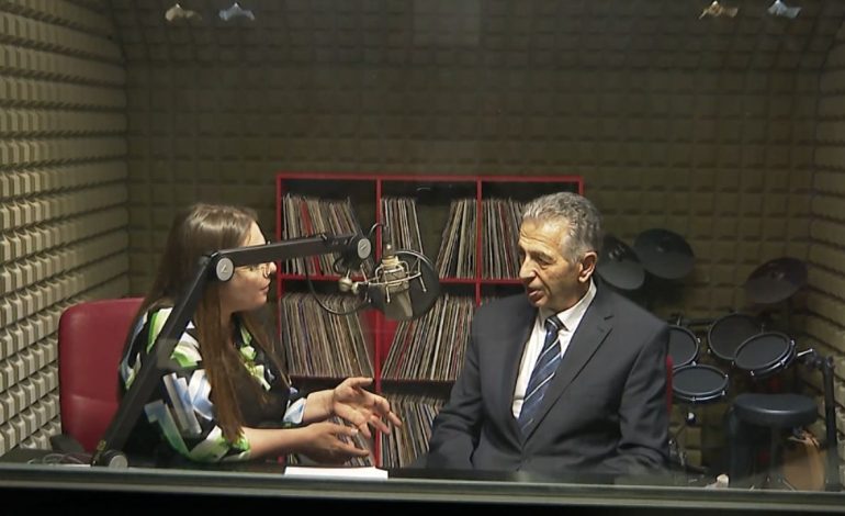 “Fëmijëri e humbur”, gjyqtari Fuat Vjerdha tregon si e gjykoi Sokol Mjacajn kur ishte i mitur: U përfshi në vrasjen e shokut, mori mësime nga kriminelë….