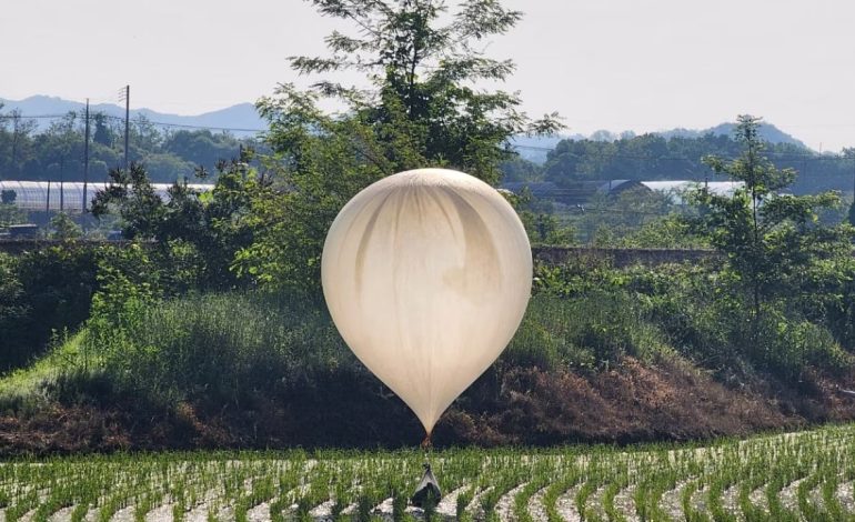 Koreja e Veriut dërgon në Korenë e Jugut balona të mbushura me mbeturina dhe jashtëqitje