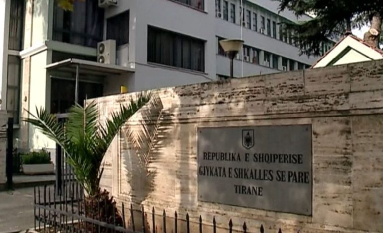 “Nuk doja ta qëlloja shpirtin tim”, 52-vjeçari shpërthen në lot para trupës gjykuese, plagosi disa herë me thikë bashkëshorten në Tiranë