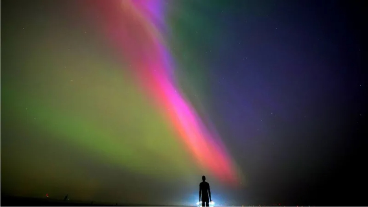 Dritat e Veriut dhurojnë spektakël! Stuhitë e forta gjeomagnetike, qielli vishet me ngjyrat mbresëlënëse (Fotot)