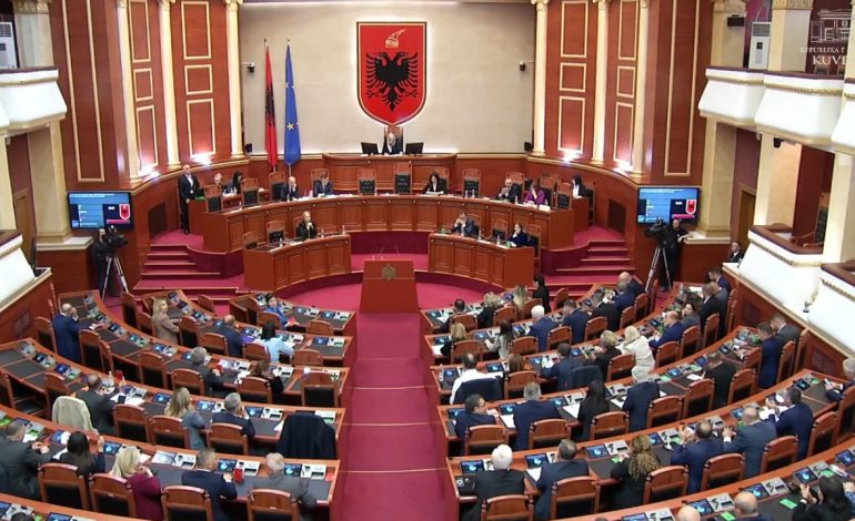 Interpelanca e Tritan Shehut me Ramën, projektligji për marrëveshjen e sigurimeve shoqërore me Italinë dhe marrëveshja me INTERPOL-in, çfarë pritet të ndodhë sot në Kuvend