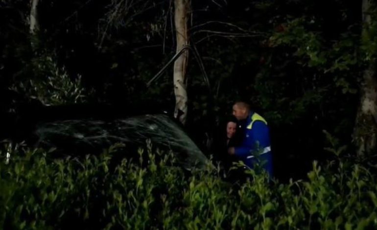 “Ku është djali, nuk është gjallë ai”/ Nëna e traumatizuar kërkon të birin pas aksidentit, humb ndjenjat! I biri ngiste makinën me 160 km/h në Lushnjë