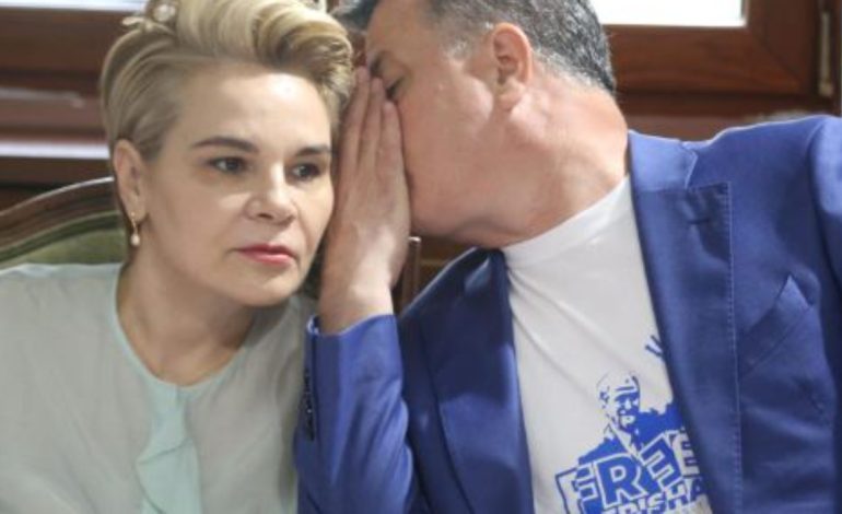 FOTOT/ Dumani raporton te Ligjet, Flamur Noka me bluzën për lirimin e Berishës përballë kreut të SPAK