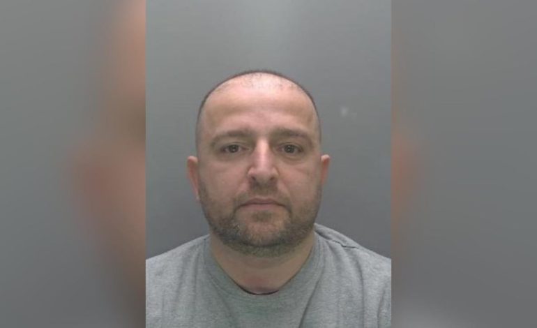 FOTO/ Fshehu drogë në çorape, shqiptari në Angli dënohet me tre vjet burg, ja si u zbulua nga policia