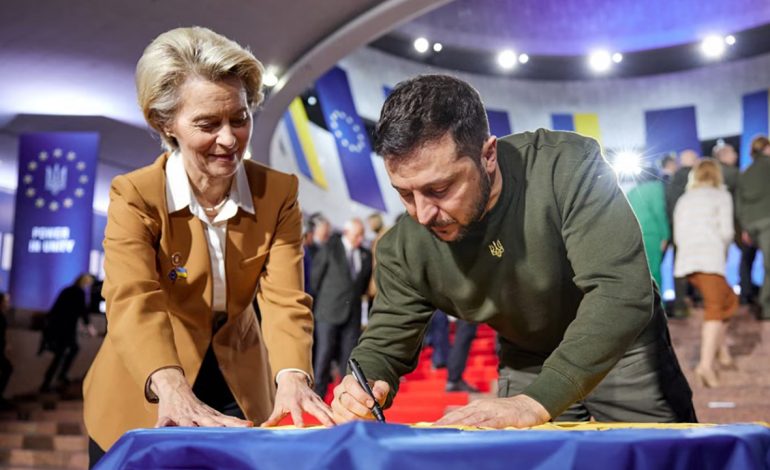 BE në bisedime me Kievin për garancinë e sigurisë. Pritet të dërgohen ushtarë e armë nga vendet anëtare, për ta ndihmuar në stërvitje