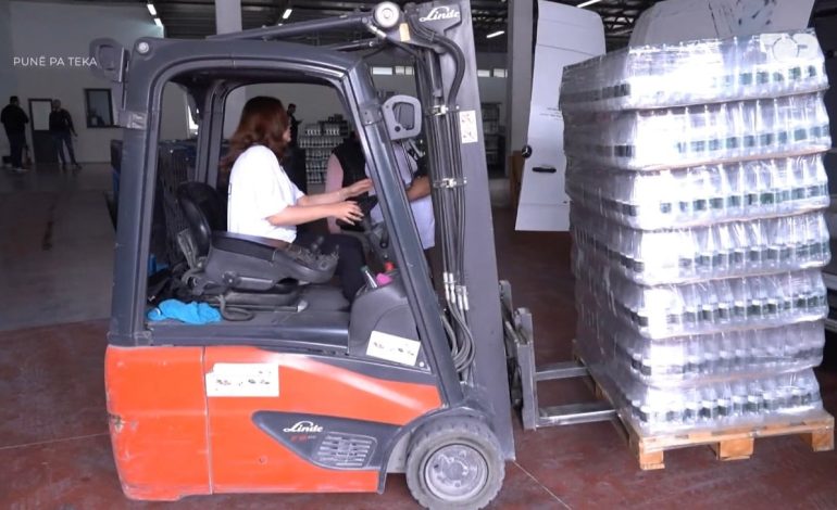 Punë Pa Teka/ Me zemër në dorë! Qindra shishe uji në rrezik, punonjësi vrapon i panikosur