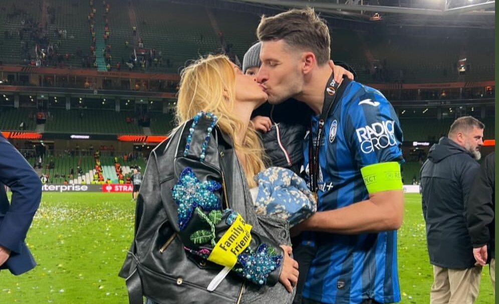 Puthje në mes të fushës, Gjimshiti feston me bashkëshorten trofeun e Europa League (VIDEO)