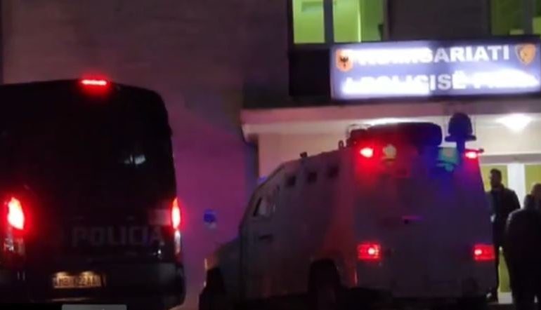 Video/ Familjarët dorëzuan në polici autorin e vrasjes së efektivit të “Shqiponjave”, shikoni momentin kur RENEA shoqëron në komisariat Azgan Mërnicën