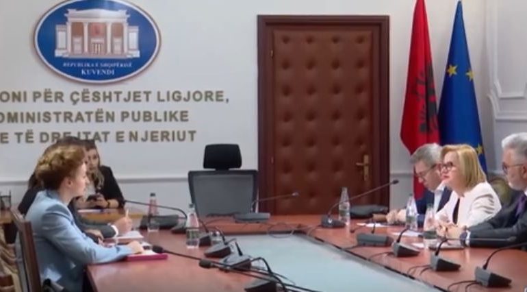 Negociata për votën e diasporës, mazhoranca dhe opozita përplasen për mënyrën e votimit, nesër takim me komisionerin