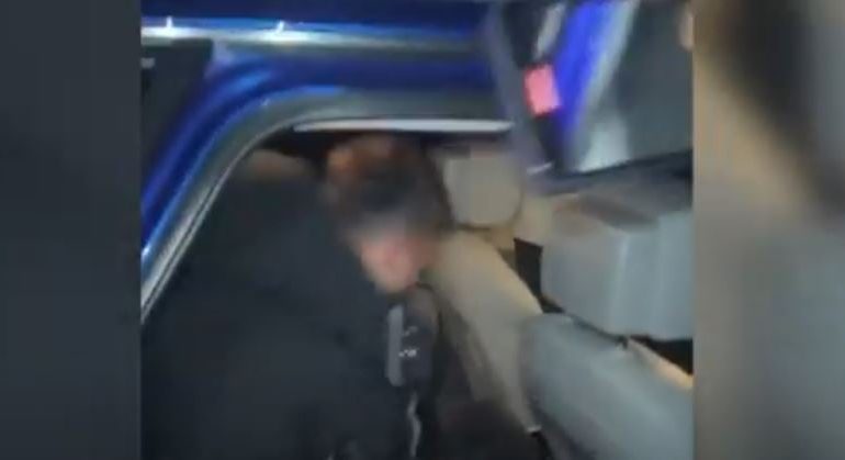 “Azgannn! Zoti para! Hajt rruga e mbarë”, momenti kur familjarët dorëzojnë në polici vrasësin e efektivit, 23-vjeçari qesh dhe… 