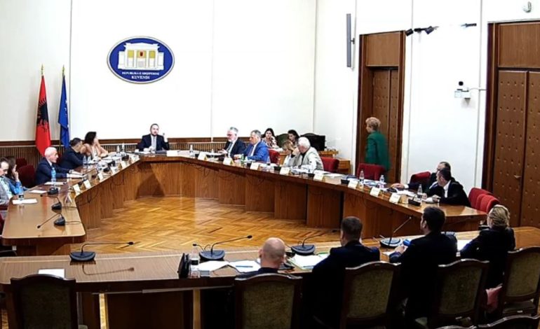 Debate të forta në Komisionin për TIMS, mazhoranca nuk bie dakord as me draftin e ekspertes së PS, Salianji: Nuk i shpëtoni dot hetimit! Po të jeni burra…